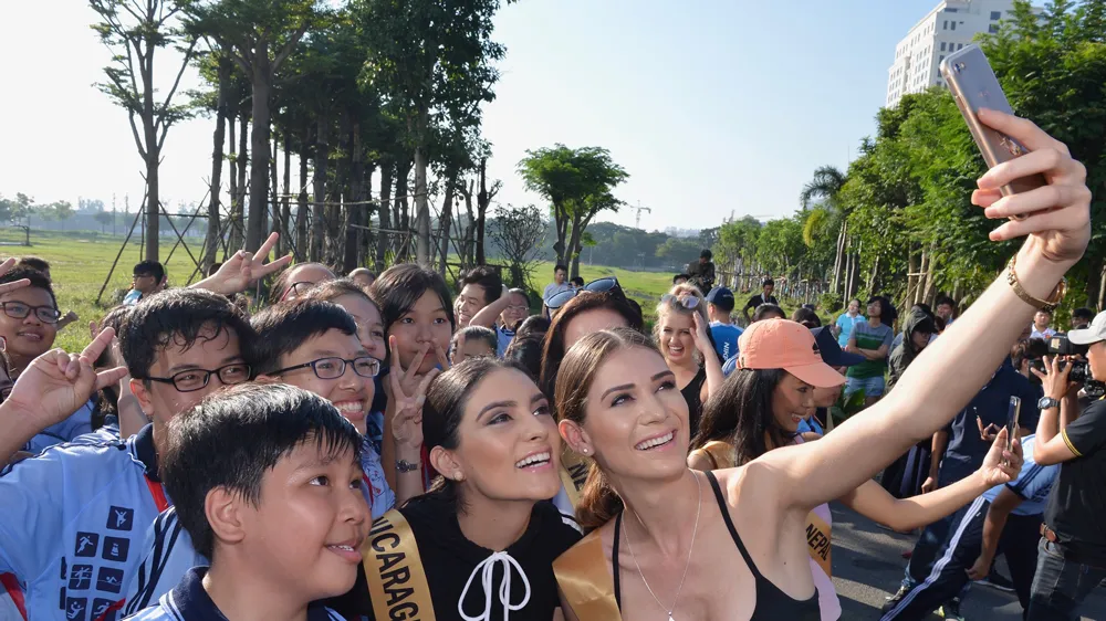 Thí sinh Hoa hậu Hòa bình Thế giới 2017 đi bộ và trồng cây tại Phú Mỹ Hưng