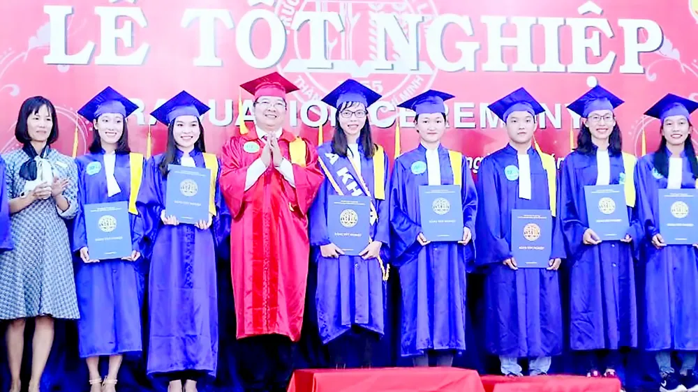 Chỉ còn một loại văn bằng đại học: Nên hay không?