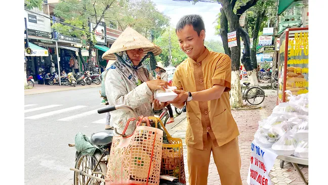 Tấm lòng sẻ chia với người nghèo