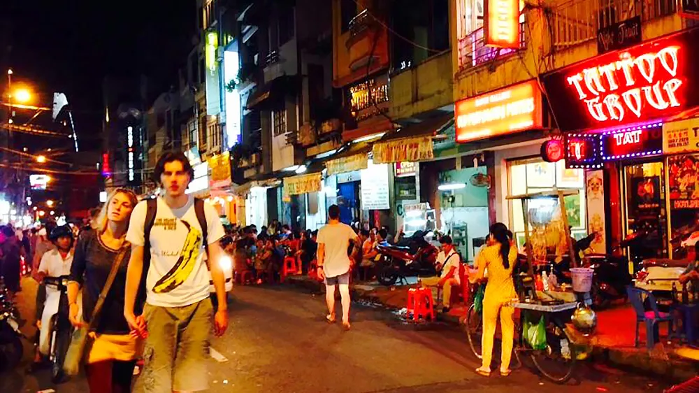 Phố đi bộ Bùi Viện có quá nhiều hàng rong