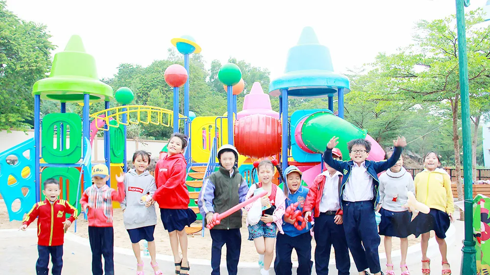 Bàn giao sân chơi học sinh tiểu học
