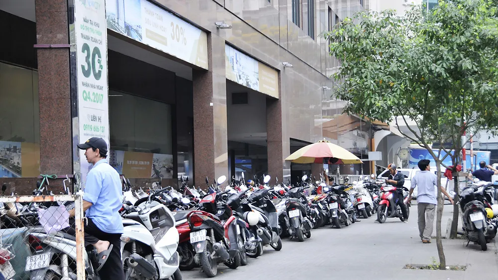 Tháo nút thắt giá giữ xe