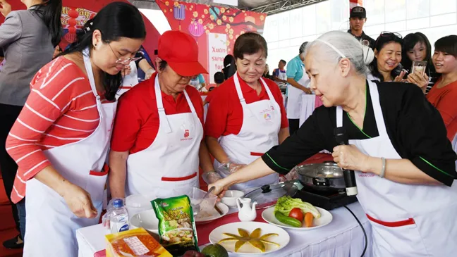 Hàng ngàn gia đình cùng kéo đến siêu thị Co.opmart để nấu ăn