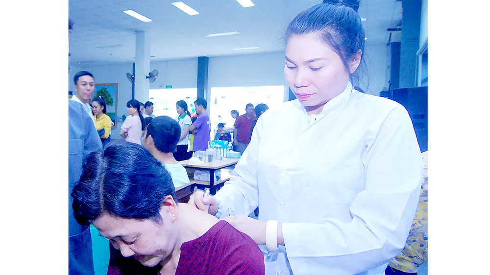 Tận tụy chữa bệnh giúp người nghèo