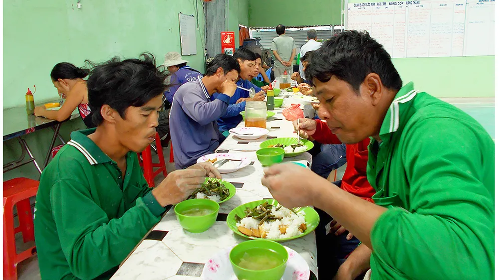 Lo cơm trưa giúp người nghèo vùng biên