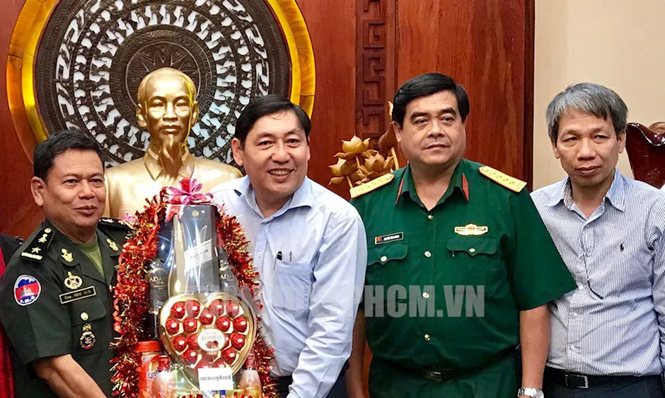 Thiếu tướng Som Sun đến thăm và chúc Tết lãnh đạo TPHCM. Ảnh: hcmcpv