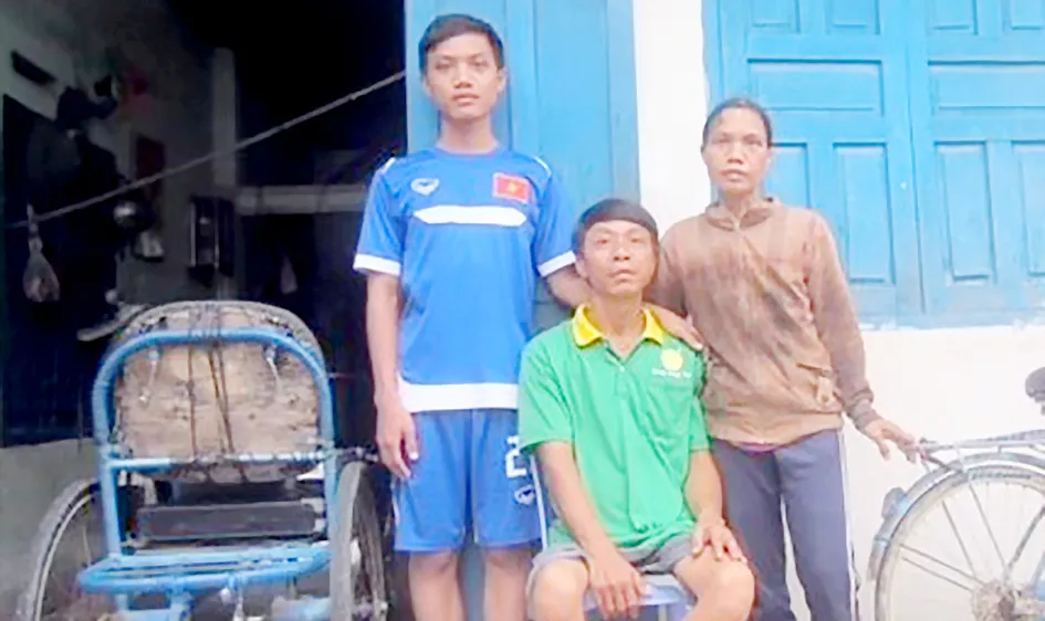 Cha mẹ tàn tật, đau yếu, gắng nuôi 4 con ăn học