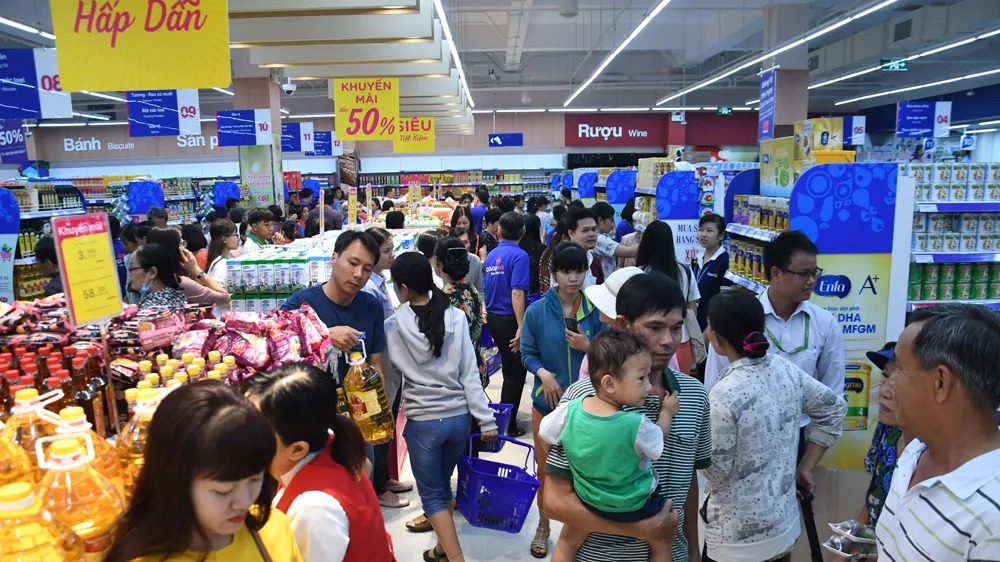 Siêu thị Co.opmart Hồng Ngự tấp nập khách nhờ giảm giá mạnh