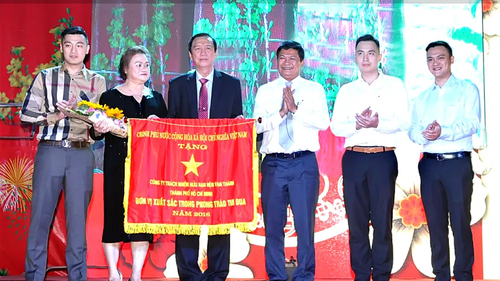 Công ty Nệm Vạn Thành vinh dự đón nhận Cờ thi đua của Chính phủ