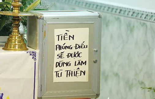 Dành tiền phúng điếu giúp người nghèo khó