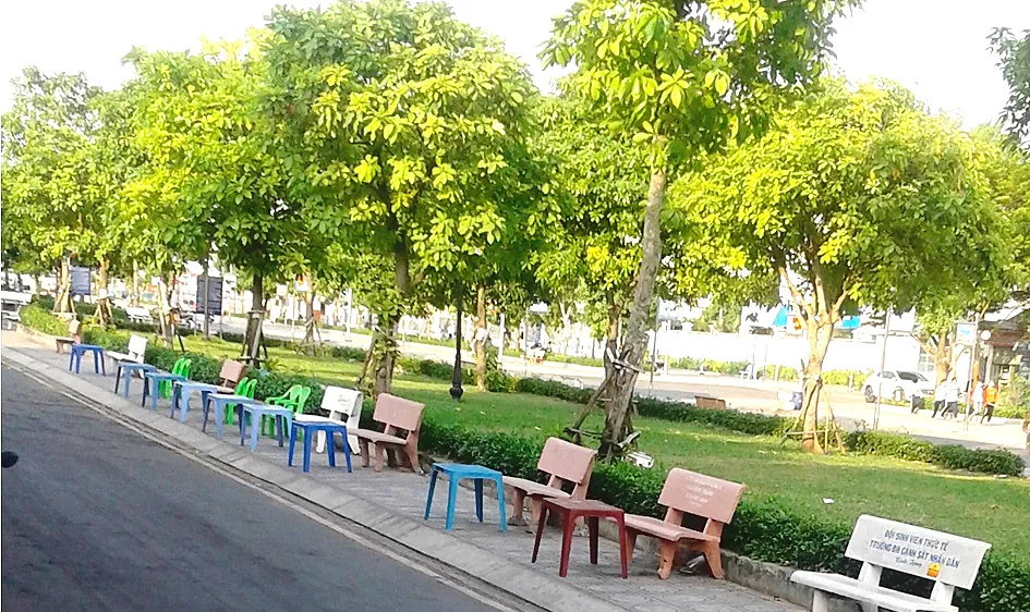 Chiếm dụng ghế đá công viên để buôn bán