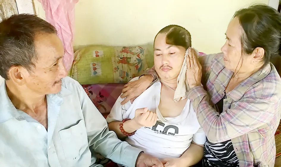 Vợ chồng nghèo ước mơ ráp hộp sọ cho con