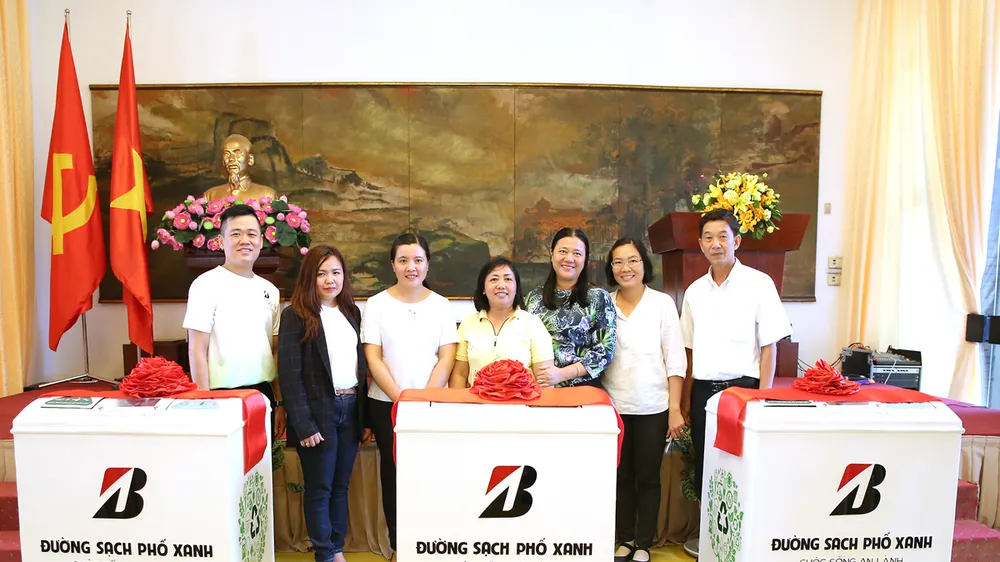 Bridgestone Việt Nam tặng TPHCM 50 thùng rác thông minh