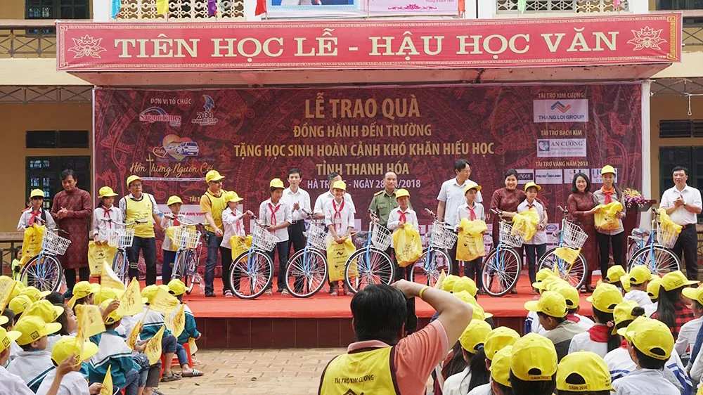 Tặng 601 xe đạp, 2.000 phần quà cho học sinh vượt khó ở Thanh Hóa và Ninh Bình