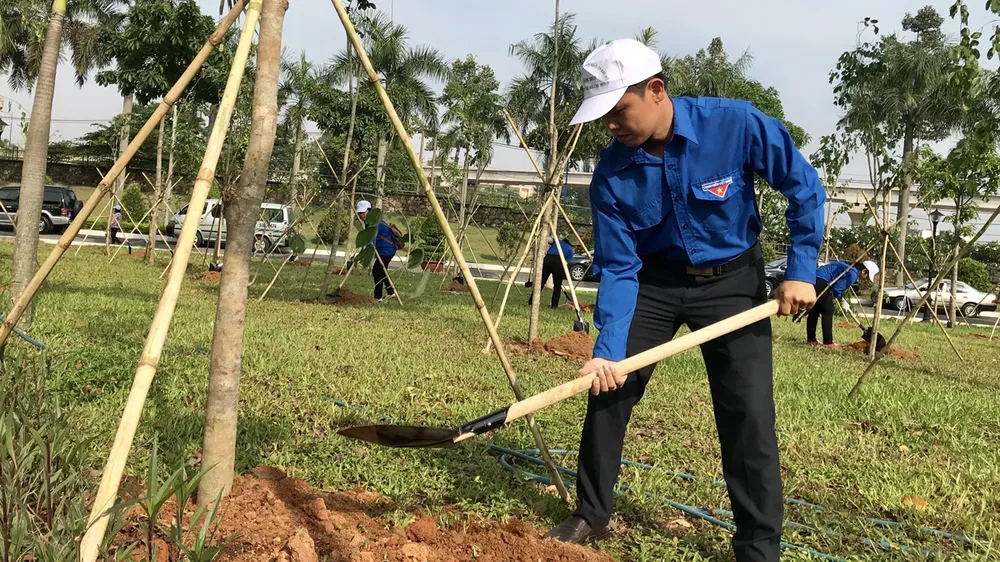Các bạn thanh niên, học sinh hưởng ứng lễ tết trồng cây 2018. Ảnh: KIỀU PHONG