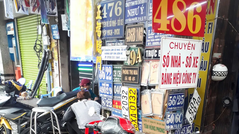 Công khai mua bán biển số xe giả 