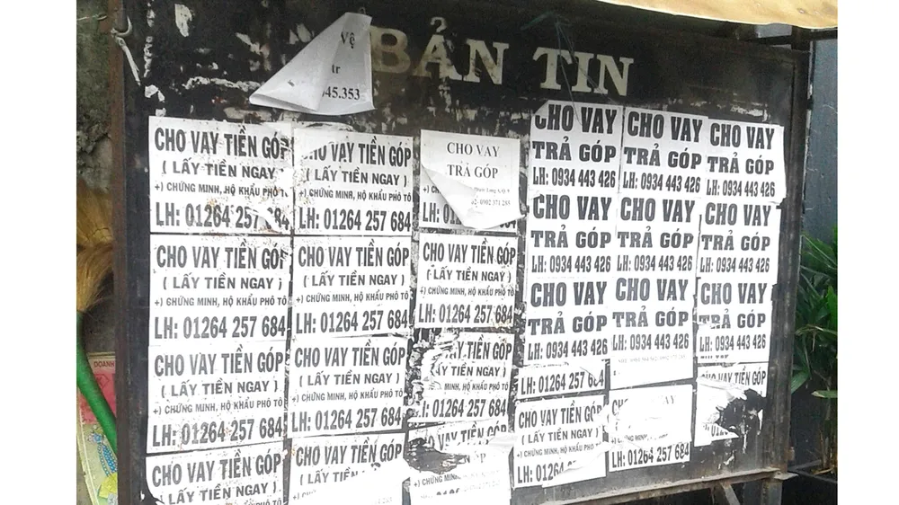 Bảng thông tin khu phố thành nơi quảng cáo tín dụng đen