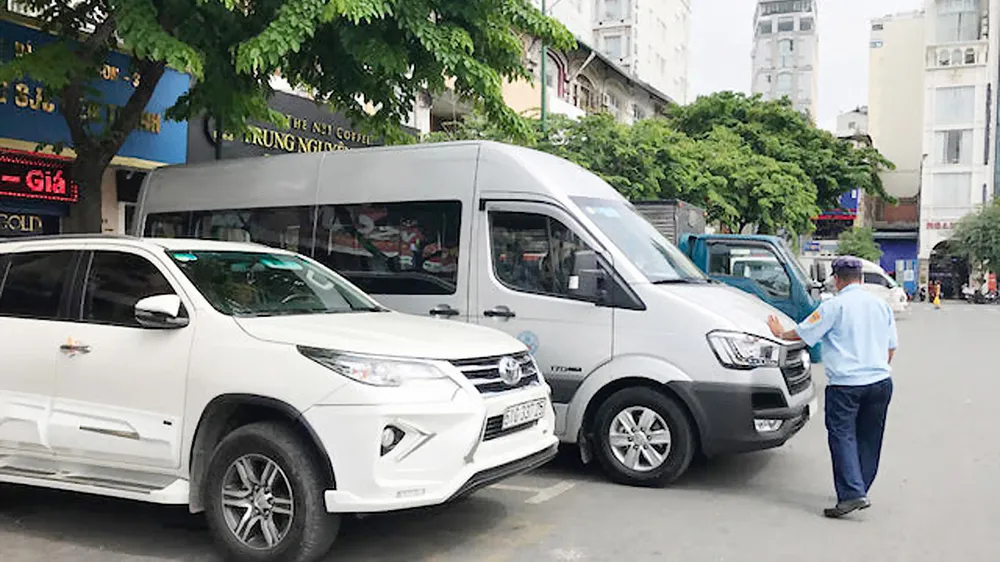 Tăng phí nước thải, thu phí đậu xe lũy tiến theo giờ