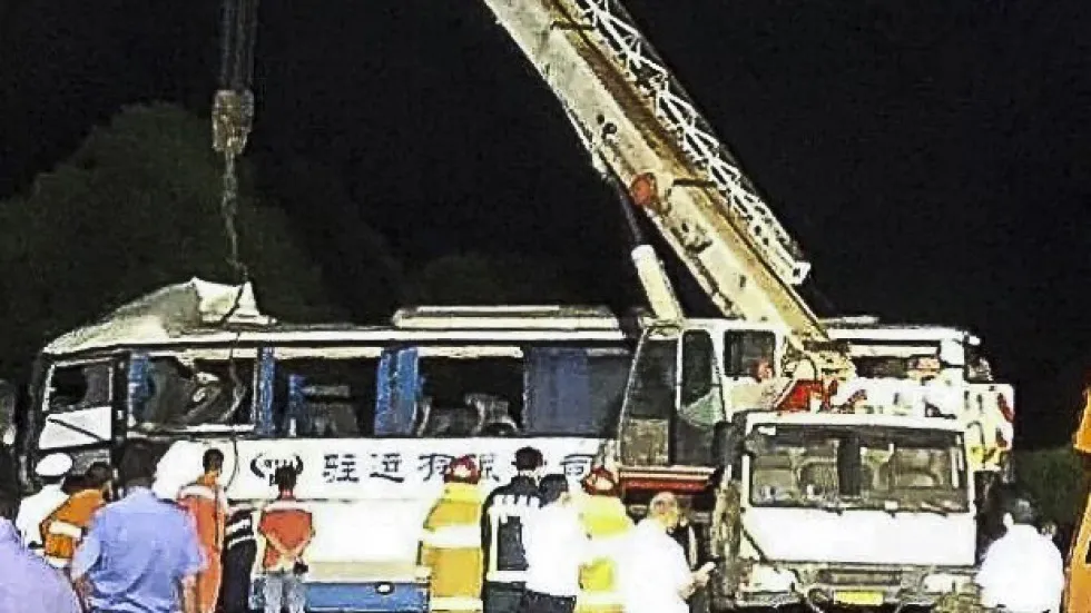 Xe khách đâm xe tải trên đường cao tốc ở Trung Quốc, 18 người chết