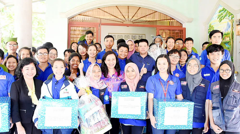Dịp này, đồng chí Nguyễn Thị Thu đã tặng quà, động viên các chiến sĩ tình nguyện hành quân xanh.
