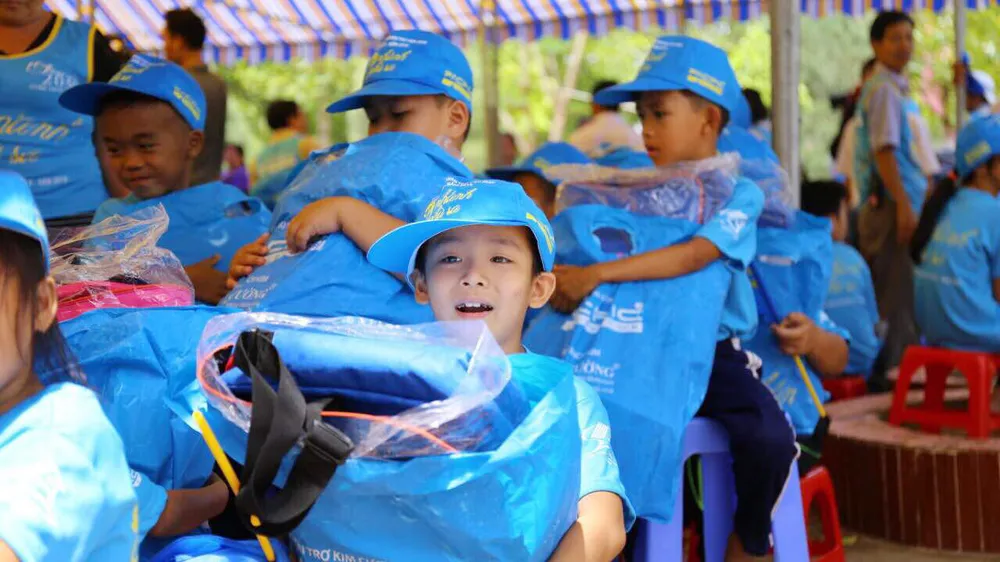 Chương trình Caravan Thư viện 2030 tặng quà cho các em học sinh tiểu học