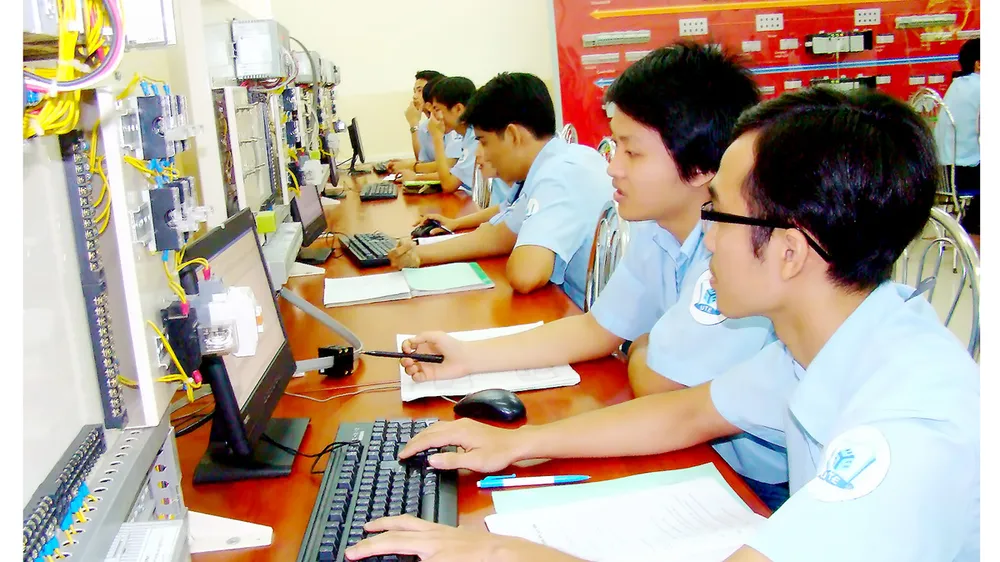 Xóa nỗi lo người nghèo khó học đại học