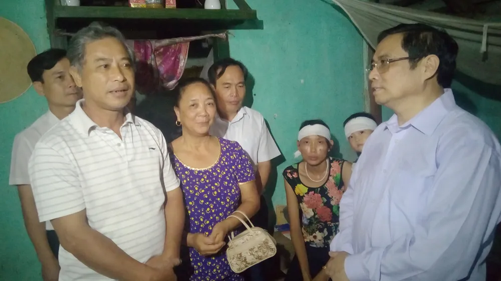 Đồng chí Phạm Minh Chính thăm, tặng quà nhân dân vùng lũ tỉnh Thanh Hóa 