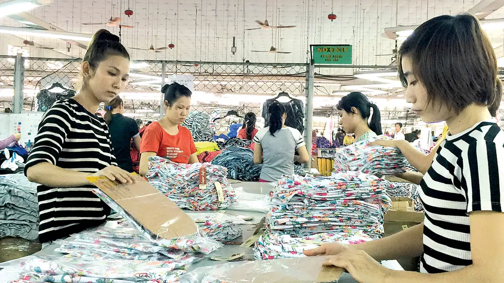 Công nhân TPHCM sống ra sao? - Bài 1: Làm tối đa, hưởng tối thiểu
