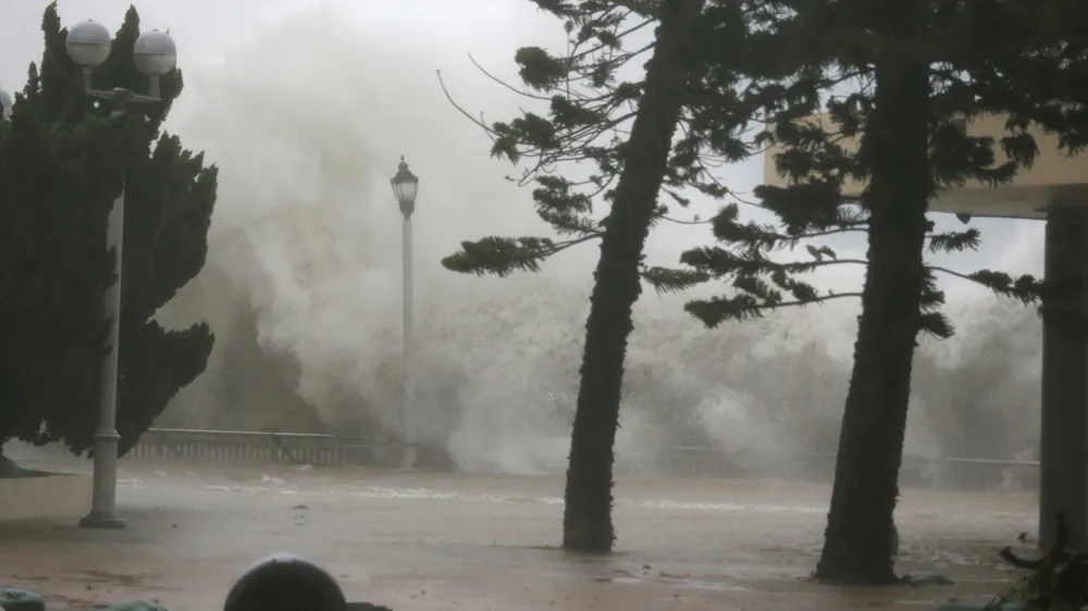 Bão Mangkhut đổ bộ vào phía Nam Trung Quốc, nguy cơ xảy ra lũ quét ở các tỉnh miền núi phía Bắc