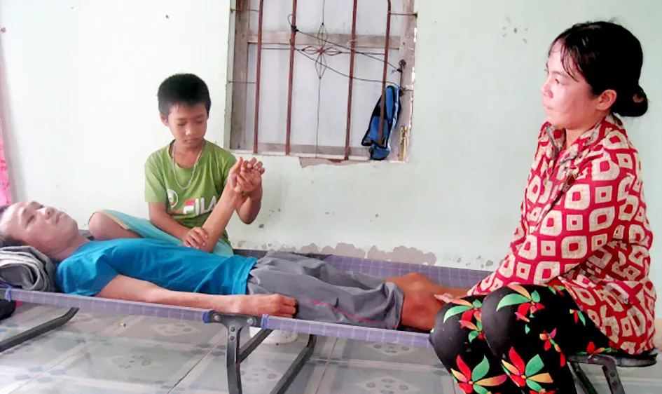 Kiệt quệ trong tình cảnh chồng bệnh, con thơ 