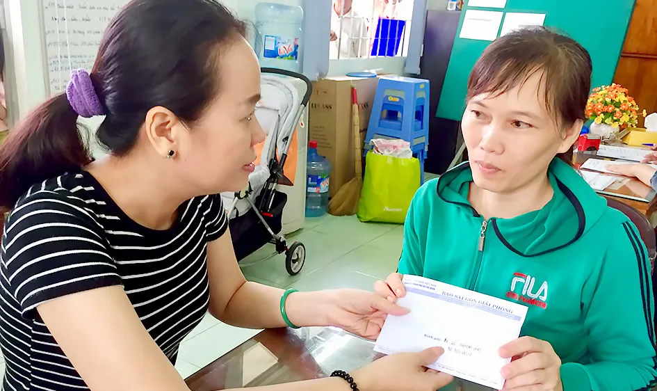 Trao 36,7 triệu đồng giúp cháu Lê Thành An chữa bệnh