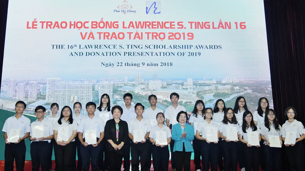 Công ty TNHH Phát triển Phú Mỹ Hưng trao học bổng Lawrence S. Ting và trao tài trợ năm 2019 