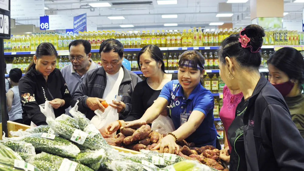 Người tiêu dùng hưởng lợi khi nhà bán lẻ tranh đua