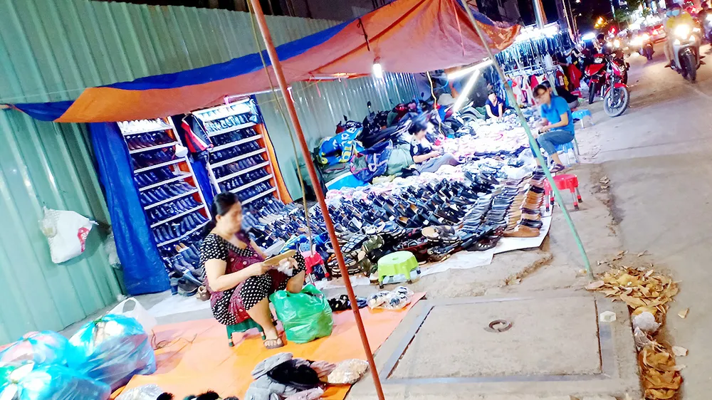 Đến hạn cam kết, lòng lề đường vẫn ngổn ngang