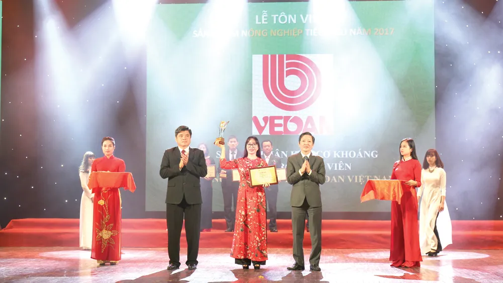 Đại diện Vedan nhận chứng nhận nông nghiệp tiêu biểu sản phẩm phân hữu cơ khoáng Vedagro dạng viên