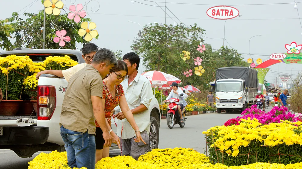 Người dân tham quan và mua sắm tại Chợ hoa xuân Bình Điền năm 2018