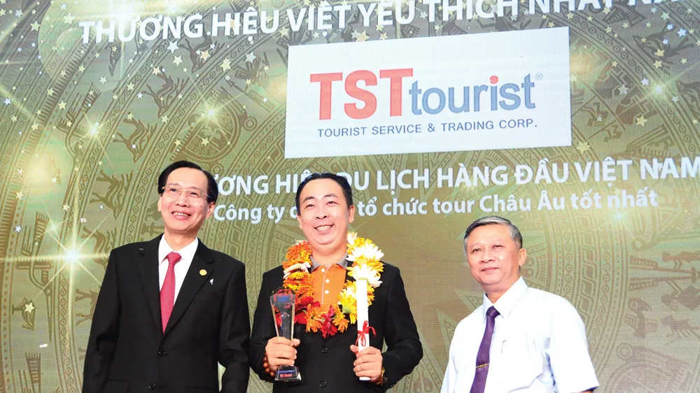 TST Tourist 12 năm liên tiếp đạt giải thưởng “Thương hiệu vàng”
