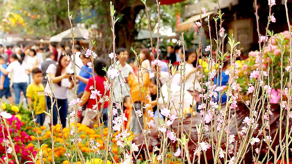 Nâng cao dân trí để hạn chế hiện tượng dâng sao giải hạn (trong ảnh: Người dân đến chùa lễ Phật trong không khí thành kính, trang nghiêm. Ảnh: MINH THANH