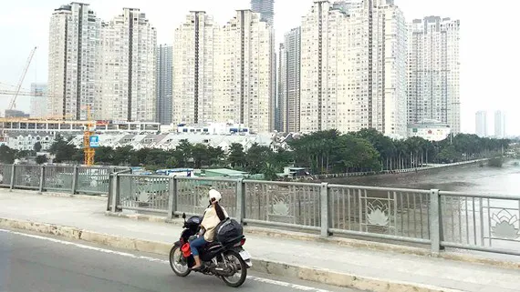 Thị trường bất động sản TPHCM luôn sôi động. Ảnh: HUY ANH