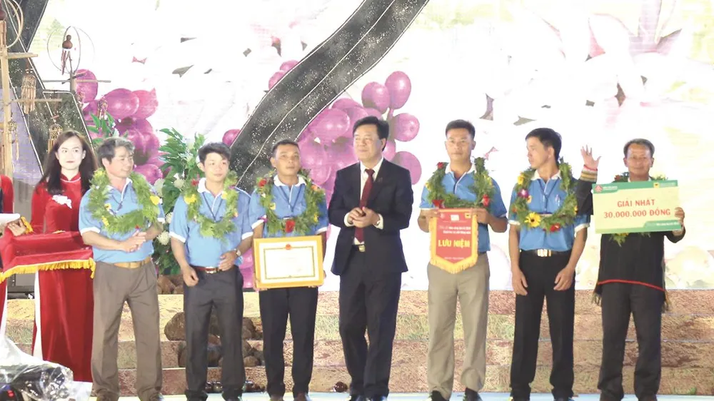 Ông Ngô Văn Đông trao giải cho đội Gia Lai 