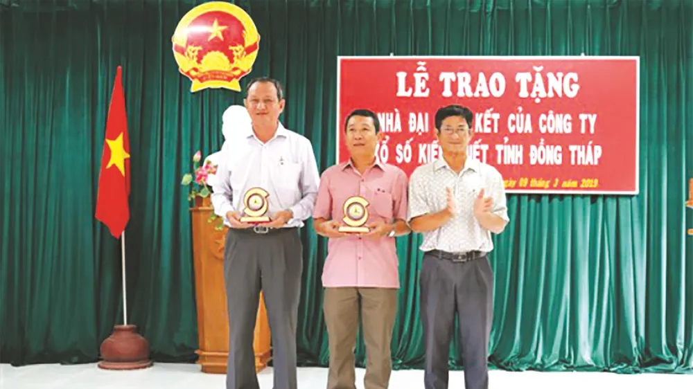  Ông Lưu Hoàng Tân - Chủ tịch, Giám đốc Công ty TNHH MTV Xổ số kiến thiết Đồng Tháp, Ông Phạm Năng Hiệp - Giám đốc Công ty TNHH MTV Xổ số kiến thiết Bình Thuận (thứ nhất và thứ hai từ trái qua) nhận kỷ niệm chương tại buổi Lễ.