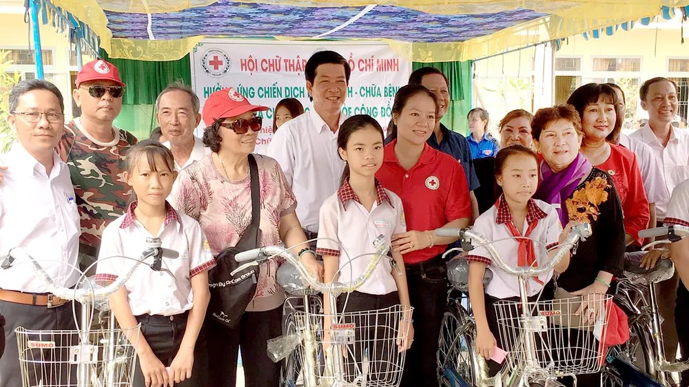 Đoàn thầy thuốc tình nguyện tặng xe đạp cho học sinh nghèo 