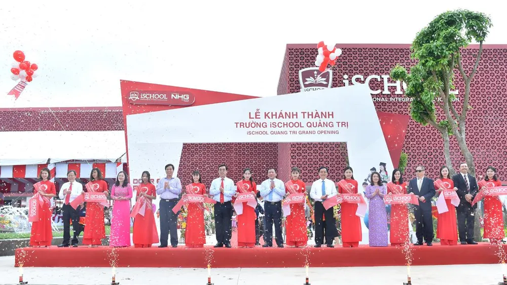 Nghi thức cắt băng khánh thành được diễn ra trang trọng trước sự chứng kiến của rất nhiều Phụ huynh, học sinh