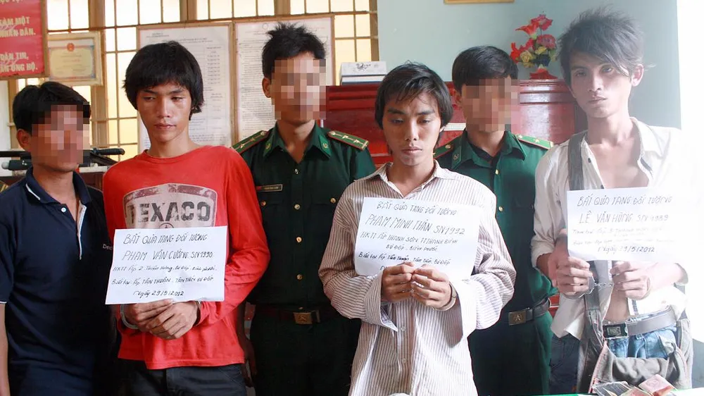 Lực lượng biên phòng tỉnh Bình Phước tạm giữ các đối tượng buôn lậu qua biên giới