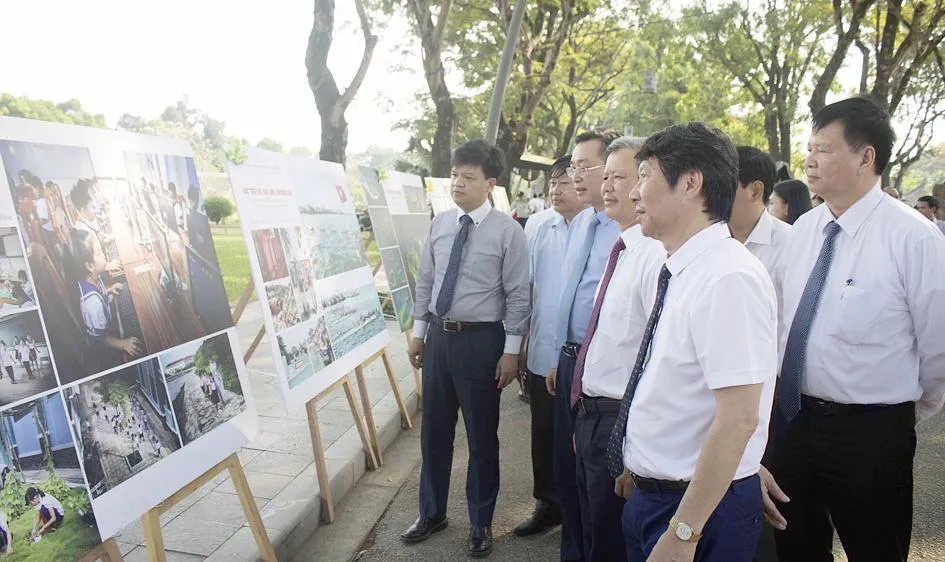 Triển lãm ảnh Biển, đảo quê hương tại Quảng trường Ngọ Môn