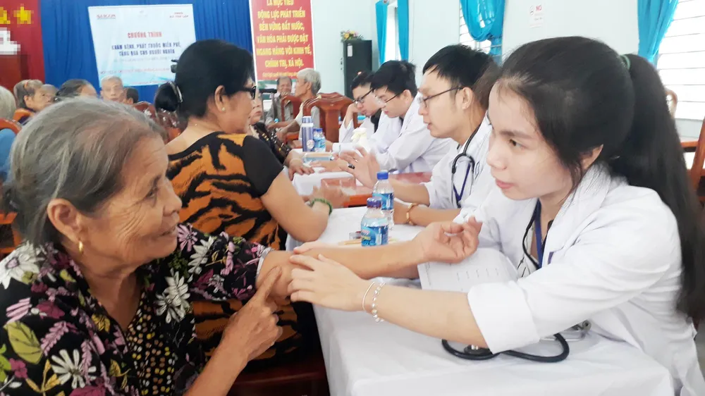 Các bác sĩ Phòng khám đa khoa Ngọc Minh đang khám bệnh cho người dân vùng biên giới. Ảnh: ĐOÀN HIỆP