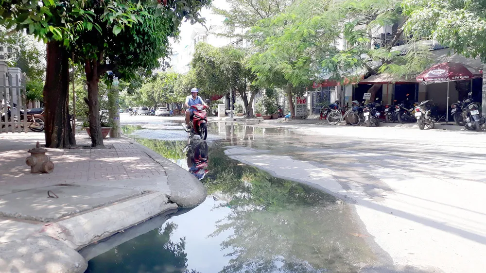 Nước cống tràn ra đường