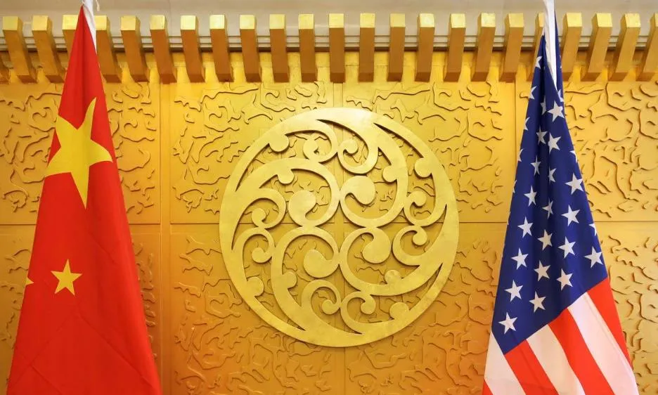 Quốc kỳ của Trung Quốc và Mỹ. Ảnh: REUTERS