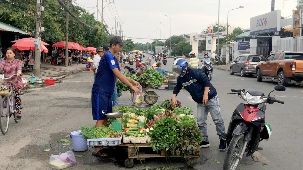 Đi chợ công nhân