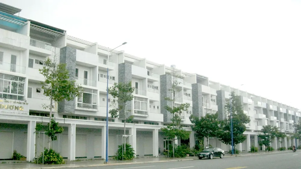 Thị trường bất động sản Bình Dương một thời “sôi sục” nay nhiều dãy nhà phố khang trang, xây xong cửa đóng then cài